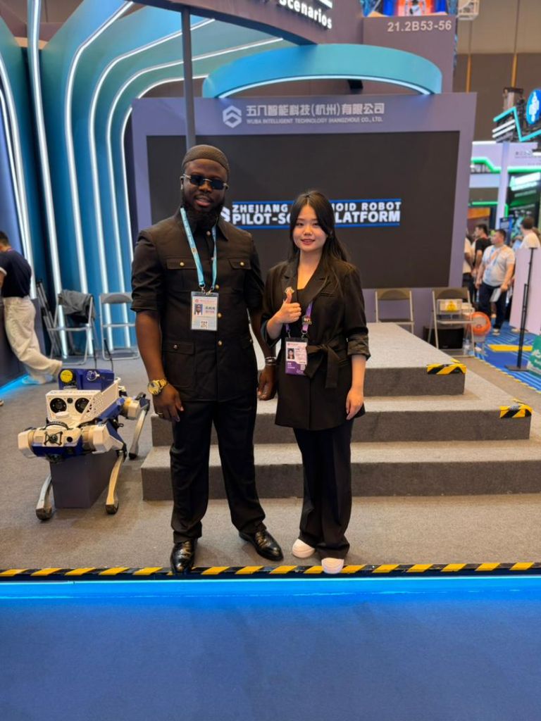 Fondateur SANA GROUPE avec partenaire chinois - Salon tech en Chine